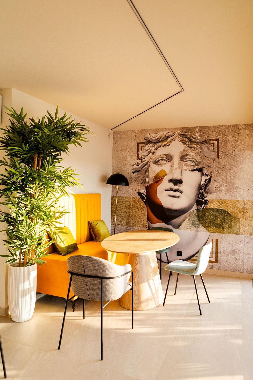 Interior lounge do Bambino com luz natural